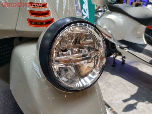Bukan di Setang! Ini Alasannya Headlamp Vespa GTV 300 Nempel di Sepatbor
