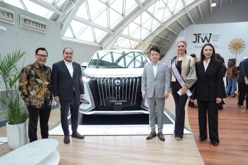 Denza Perlihatkan Wajah Baru Kemewahan Listrik di Jakarta Fashion Week 2026