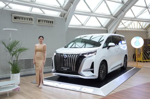 Denza Perlihatkan Wajah Baru Kemewahan Listrik di Jakarta Fashion Week 2026