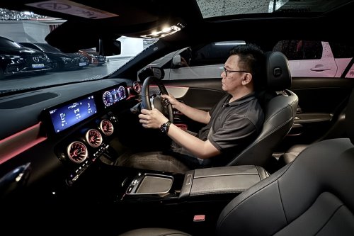 Sensasi Berkendara Mercedes-Benz A200, Si Kecil Gesit Dan Lincah
