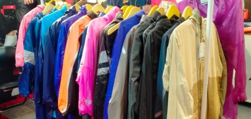 Ladies, Ini Jenis Jas Hujan yang Aman dan Nyaman Buat Motoran