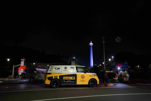 Volkswagen, Volkswagen ID. Buzz, Rainer Zietlow Bawa Volkswagen ID. BUZZ Blusukan Jakarta, Jajan Es Cendol Sampai Potong Rambut