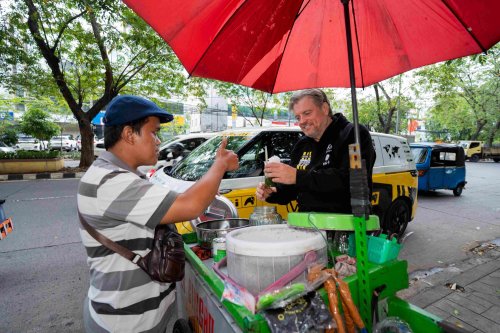Volkswagen, Volkswagen ID. Buzz, Rainer Zietlow Bawa Volkswagen ID. BUZZ Blusukan Jakarta, Jajan Es Cendol Sampai Potong Rambut