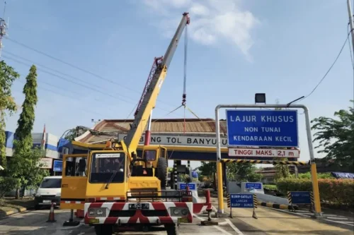 Gerbang Tol Banyu Urip Surabaya Ditutup Sementara, Atap Nyaris Ambles di Senggol 'Transformer'