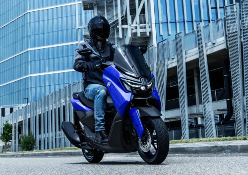 Warnanya Bernuansa Racing, Inilah Versi Baru Yamaha NMAX yang Iritnya Tembus 49 Km/Liter