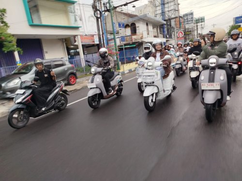 Touring, Si Cantik Zee Asadel Gak Takut Basah, Hujan-hujanan Jadi Leader City Touring Fazzio Youth Festival Yogyakarta 2025