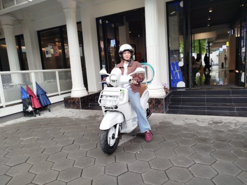 Touring, Si Cantik Zee Asadel Gak Takut Basah, Hujan-hujanan Jadi Leader City Touring Fazzio Youth Festival Yogyakarta 2025
