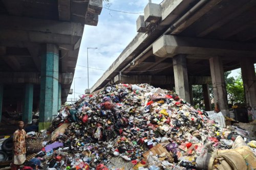 Miris, Bukit Berbau Busuk Muncul di Kolong Tol Wiyoto Wiyono
