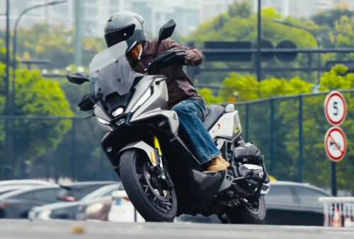 Cocok Buat Berpetualang, Voge Luncurkan Skutik Gede Bermesin Dua Silinder