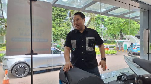 Fitur Charger Motor Listrik Ini Pasti Disukai Perempuan, Ini Alasannya