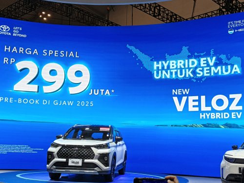 Toyota, Berita Foto: Toyota Veloz Hybrid yang Hadir di GJAW 2025