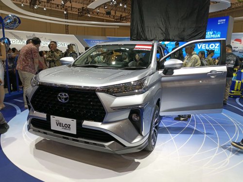 Toyota, Berita Foto: Toyota Veloz Hybrid yang Hadir di GJAW 2025