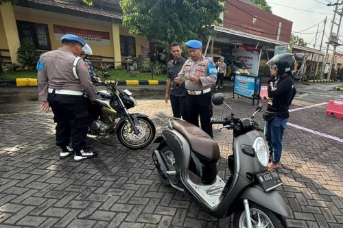 Ini Baru Adil, Polisi Tilang Motor Sesama Polisi di Pasuruan Selama Operasi Zebra Semeru 2025
