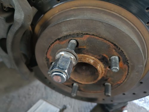 Kencangkan Mur Roda Itu Mobil Wajib Disilang, Ini Dia Alasannya