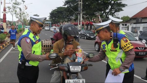 Warga Kabupaten Ini Bahagia Ada Razia Operasi Zebra 2025, Sampai Rumah Bawa Oleh-oleh