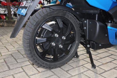 Enggak Bisa Sembarangan, Begini Cara Aman Ganti Ban Motor Listrik