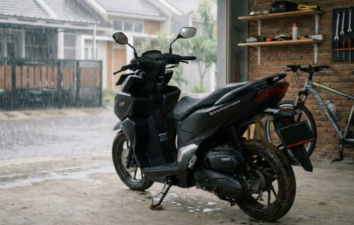 Kelupaan Bisa Tekor, 5 Komponen Ini Wajib Dicek Usai Motoran Terjang Hujan