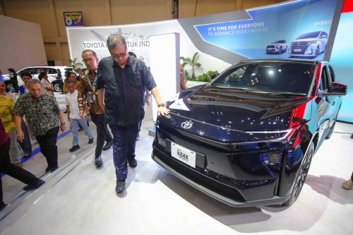 New Veloz Hybrid EV dan bZ4X Jadi Sorotan Airlangga Hartarto di GJAW 2025