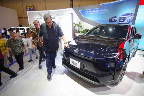 New Veloz Hybrid EV dan bZ4X Jadi Sorotan Airlangga Hartarto di GJAW 2025