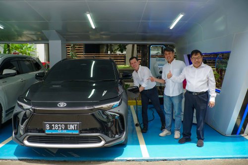 Toyota, Toyota Resmikan Privilege Parking dan Charging Pertama di Bandung
