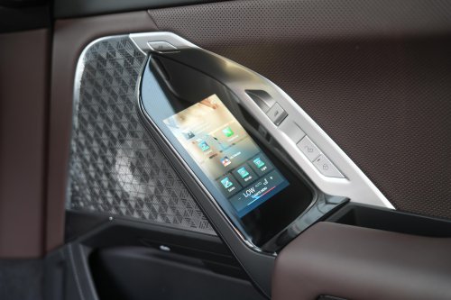 BMW, BMW i7, Canggih, Door Trim BMW i7 Ada Layar Kecil Bisa Atur Banyak Fitur