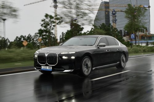 BMW, BMW i7, Canggih, Door Trim BMW i7 Ada Layar Kecil Bisa Atur Banyak Fitur