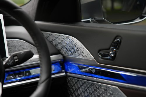 BMW | BMW i7 | Demi Kualitas Audio Terbaik, BMW i7 Gunakan Speaker Sebanyak Ini