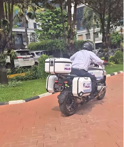 Iseng Jajal Motor Patwal, Menkeu Purbaya Kejambak Tenaga Moge Seharga Rp 1 Miliar Lebih Ini