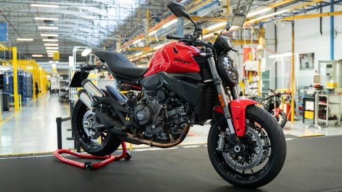 Ducati, Ducati Monster V2 Facelift 2026 Resmi Keluar Pabrik, Tersedia di Dealer Mulai Bulan Kedua