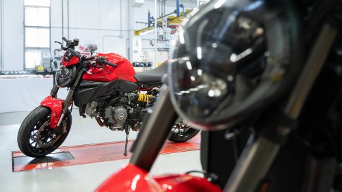 Ducati, Ducati Monster V2 Facelift 2026 Resmi Keluar Pabrik, Tersedia di Dealer Mulai Bulan Kedua