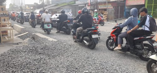 Sebulan Bakal Macet, Jl. KH Hasyim Ashari Cileduk Proses Peninggian Jalan