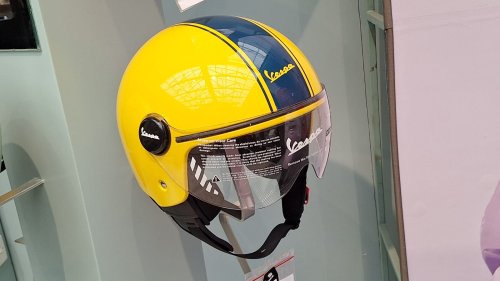 Gemes! Ini Deretan Helm Vespa Warna Cantik Buat Gaya Harian Kamu