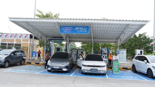 Jangan Mentang-mentang, Ngecas Mobil Listrik di SPKLU Wajib Pakai Etika Ini