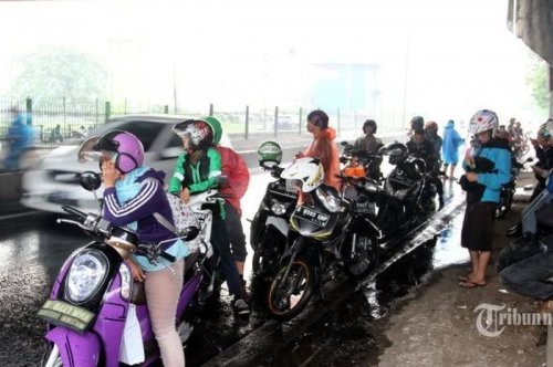 Sering Disepelekan, Ini Bahaya Berteduh Di Bawah Fly Over  Saat Hujan