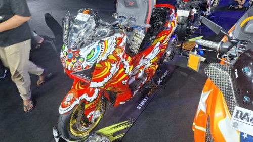Hedon! Yamaha XMAX Finalis CustoMAXI Pakai Emblem Emas Seharga Mobil