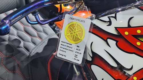 Enggak Cuma di XMAX, Emblem Emas Lagi Hype Dipasang di Motor Lawas Ini