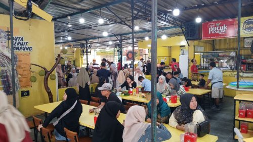Berkeringat Deras Usai Lidah Terkena Sambal Seruit di Ajang Veloz Hybrid EV Lintas Nusa