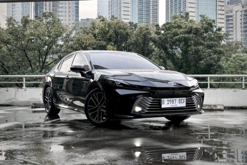 Toyota, Toyota Camry, Toyota Camry Hybrid, Libur Nataru Pakai Sedan Mewah? Toyota Camry Hybrid Bisa Jalan Sejauh Ini