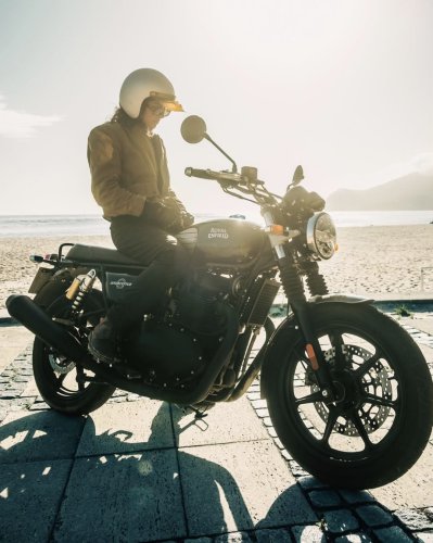 Kelihatan Berat, Ini Komentar Perempuan Setelah Coba Royal Enfield