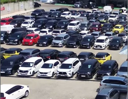 Laris Manis, Mobil-mobil Bekas Ini Jadi Rebutan di Balai Lelang