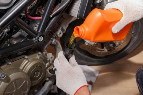 Ternyata Begini Lho Ladies Ciri Oli Mesin Motor Sudah Minta Diganti