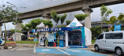 Layanan Mbak Dewi Penolong  Mobil EV yang Kehabisan Daya Listrik