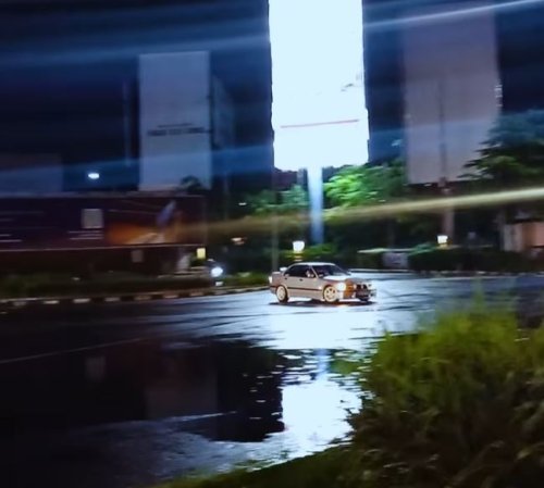 BMW, Mainan Orang Berduit, Dua BMW Seri 3 Pamer Drifting di Simpang PIM Kebayoran Lama