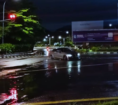 BMW, Mainan Orang Berduit, Dua BMW Seri 3 Pamer Drifting di Simpang PIM Kebayoran Lama