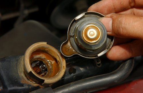Dampak Radiator Coolant Mobil Berwarna Keruh Masih Terus Dipakai
