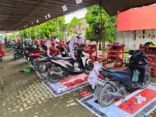 AHM Gelar Servis Motor Gratis Korban Banjir Sumatera, Bangun Sarana Air Bersih Juga
