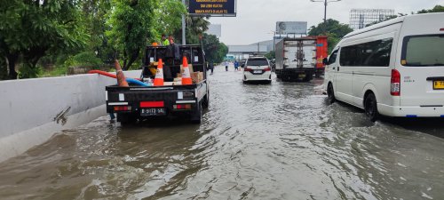 Akses Tol Sedyatmo Terbatas Akibat Banjir, Pengendara Disarankan Lewat Jalur Alternatif