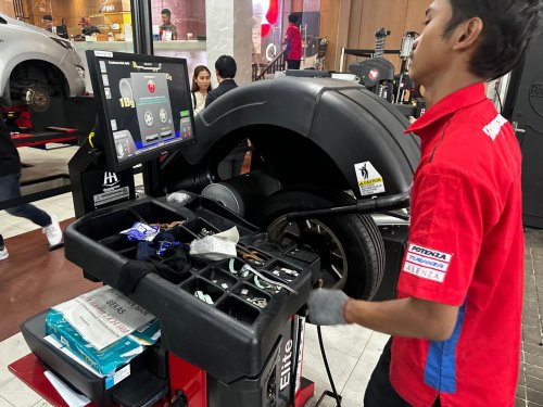 Ladies, Ini Manfaat Balancing dan Spooring Ban Mobil Secara Berkala