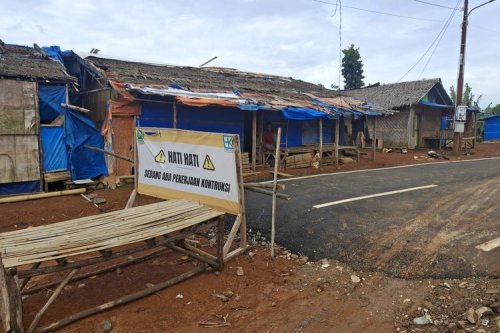 Bak di Ujung Negara, Jalan di Perbatasan Banten dan Jawa Barat Seperti Bumi dan Langit
