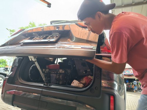 Ini Fungsi Lampu Tambahaan Saat Perbaikan Mobil Penyok dengan PDR